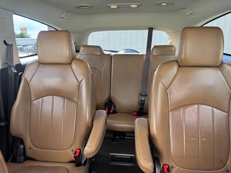 Buick Enclave Vehicle Full-screen Gallery Image 11