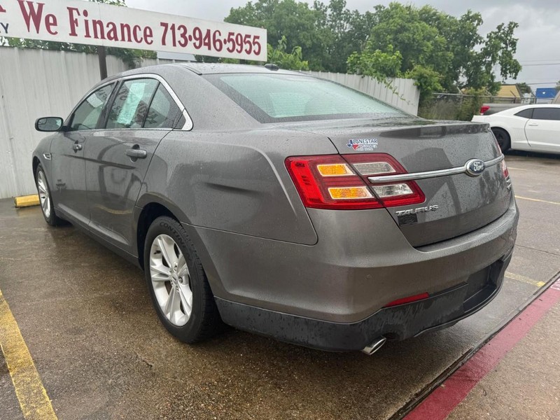 Ford Taurus Vehicle Full-screen Gallery Image 06