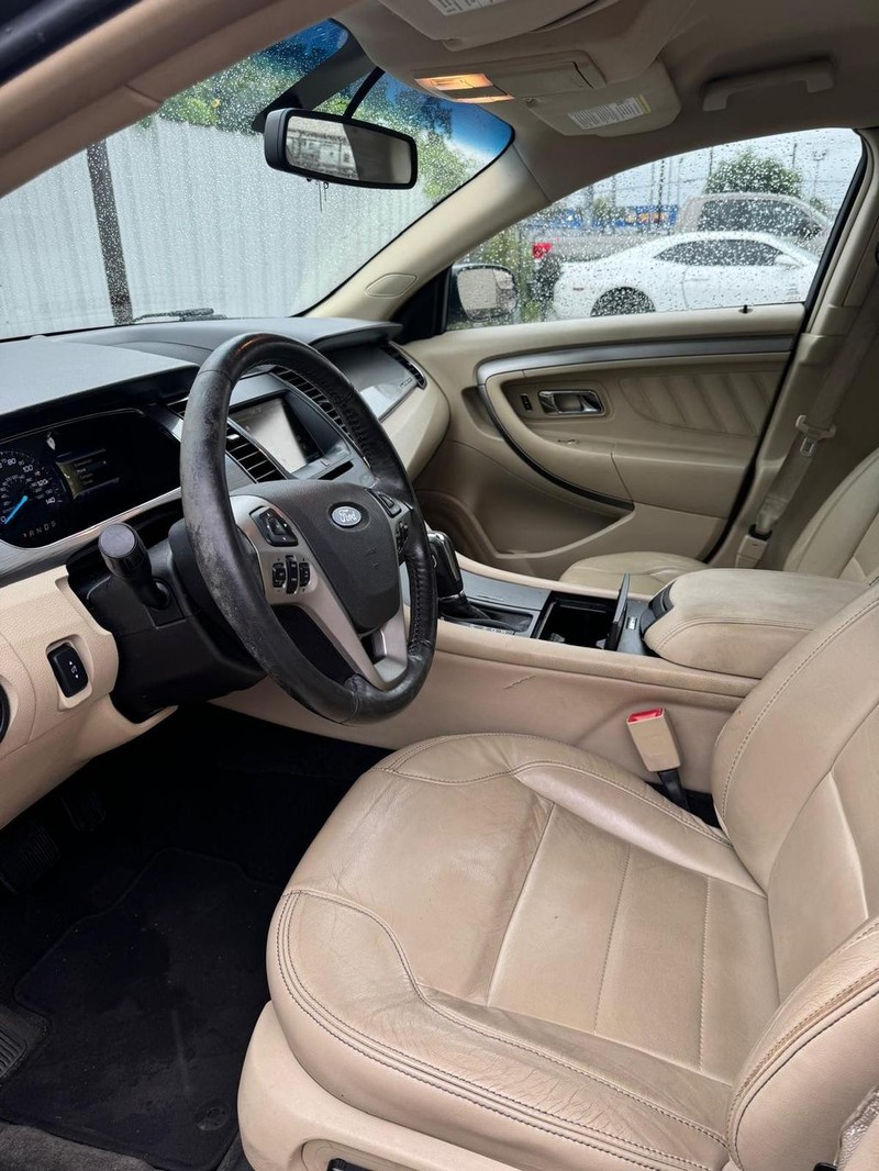 Ford Taurus Vehicle Full-screen Gallery Image 08