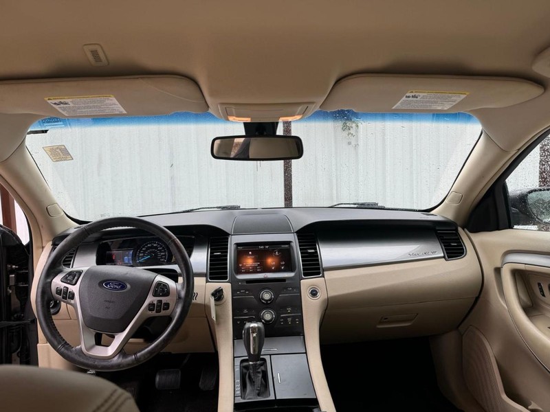 Ford Taurus Vehicle Full-screen Gallery Image 09