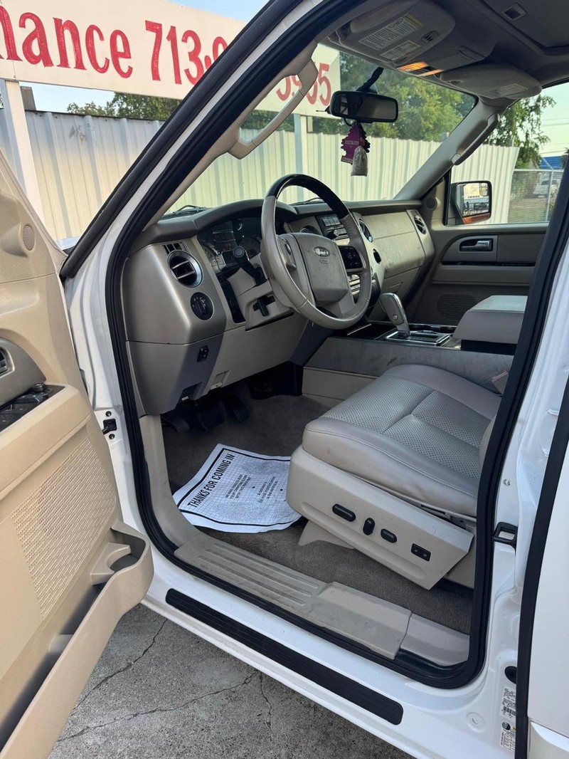 Ford Expedition EL Vehicle Full-screen Gallery Image 09