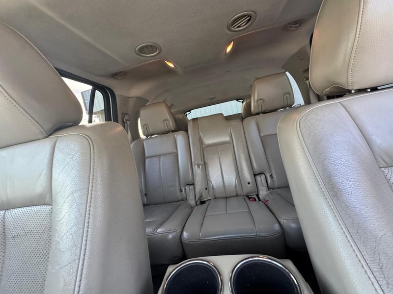 Ford Expedition EL Vehicle Full-screen Gallery Image 11