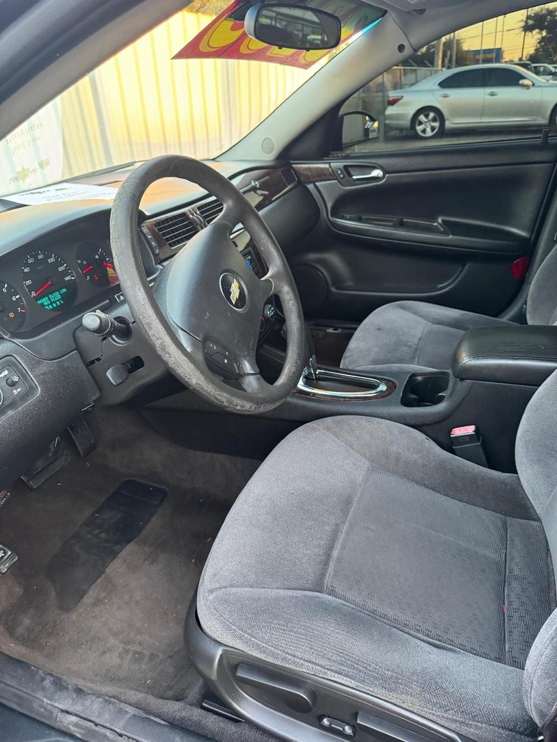 Chevrolet Impala Limited Vehicle Full-screen Gallery Image 09