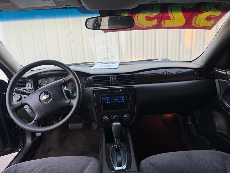 Chevrolet Impala Limited Vehicle Full-screen Gallery Image 10