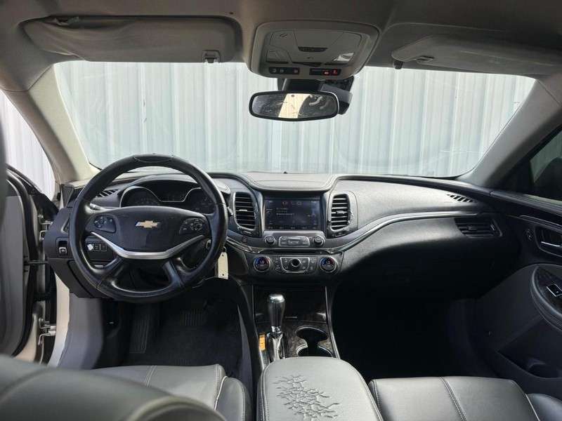 Chevrolet Impala Vehicle Full-screen Gallery Image 10