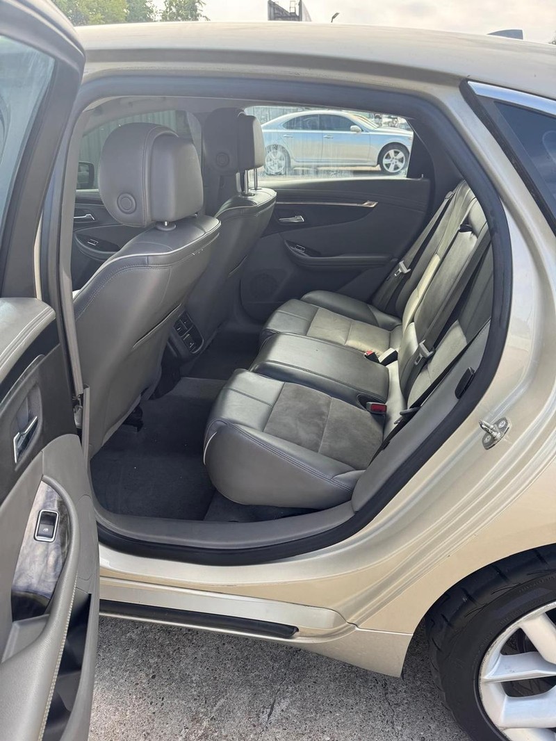 Chevrolet Impala Vehicle Full-screen Gallery Image 12