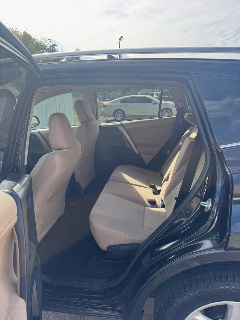 Toyota RAV4 Vehicle Full-screen Gallery Image 12