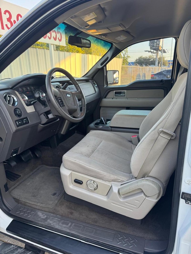 Ford F-150 Vehicle Full-screen Gallery Image 09