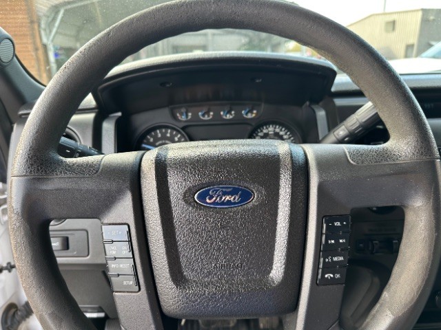 Ford F-150 Vehicle Full-screen Gallery Image 12