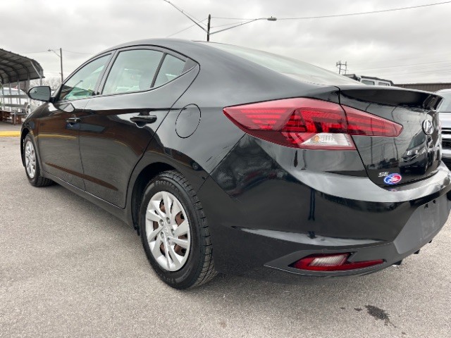 Hyundai Elantra Vehicle Full-screen Gallery Image 05