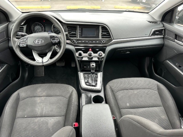 Hyundai Elantra Vehicle Full-screen Gallery Image 06