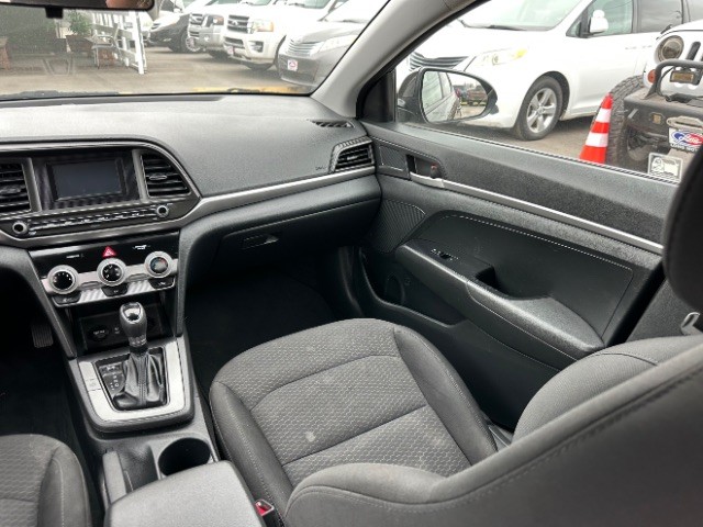 Hyundai Elantra Vehicle Full-screen Gallery Image 07