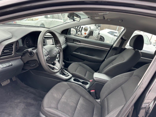 Hyundai Elantra Vehicle Full-screen Gallery Image 09