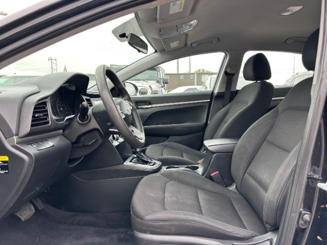 Hyundai Elantra Vehicle Full-screen Gallery Image 10