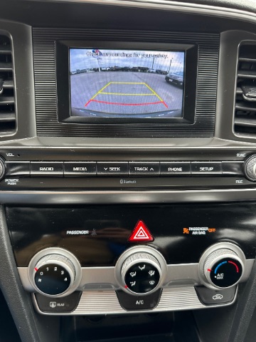 Hyundai Elantra Vehicle Full-screen Gallery Image 12