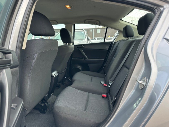 Mazda Mazda3 Sedan Vehicle Full-screen Gallery Image 10