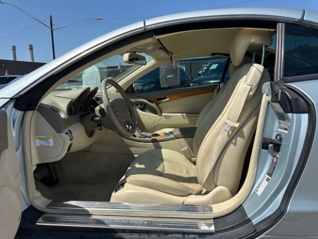 Mercedes-Benz SL-Class Vehicle Full-screen Gallery Image 10