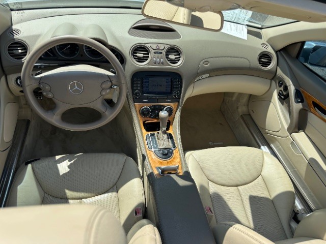 Mercedes-Benz SL-Class Vehicle Full-screen Gallery Image 12