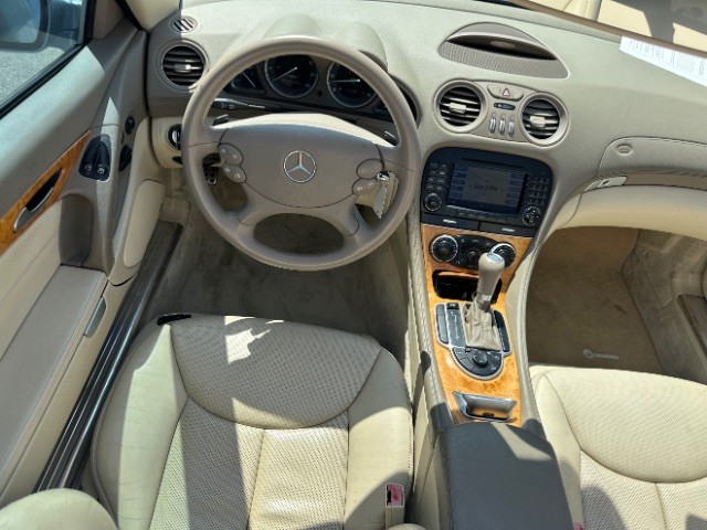 Mercedes-Benz SL-Class Vehicle Full-screen Gallery Image 13