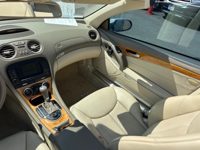 Mercedes-Benz SL-Class Vehicle Full-screen Gallery Image 14