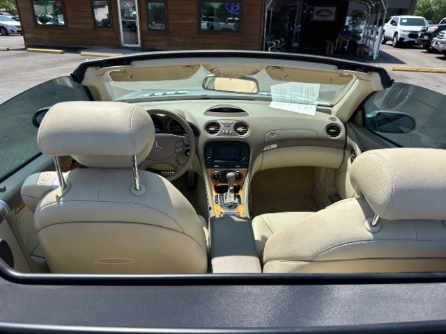 Mercedes-Benz SL-Class Vehicle Full-screen Gallery Image 15