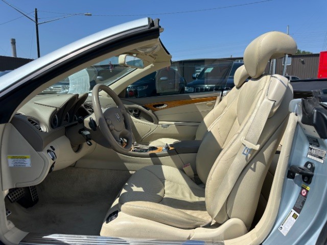 Mercedes-Benz SL-Class Vehicle Full-screen Gallery Image 16