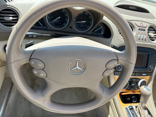 Mercedes-Benz SL-Class Vehicle Full-screen Gallery Image 17