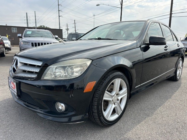 Mercedes-Benz C-Class Vehicle Full-screen Gallery Image 02