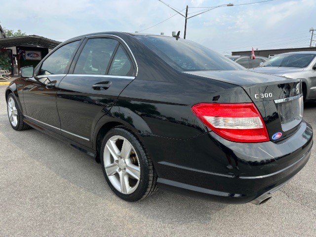 Mercedes-Benz C-Class Vehicle Full-screen Gallery Image 04