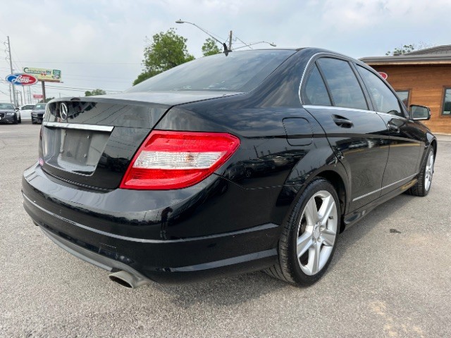 Mercedes-Benz C-Class Vehicle Full-screen Gallery Image 05