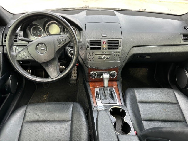 Mercedes-Benz C-Class Vehicle Full-screen Gallery Image 06