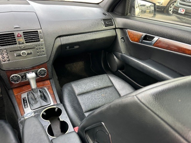 Mercedes-Benz C-Class Vehicle Full-screen Gallery Image 07