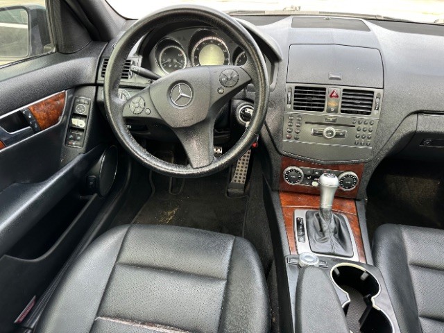 Mercedes-Benz C-Class Vehicle Full-screen Gallery Image 08