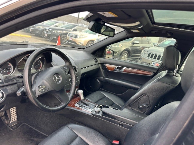 Mercedes-Benz C-Class Vehicle Full-screen Gallery Image 09