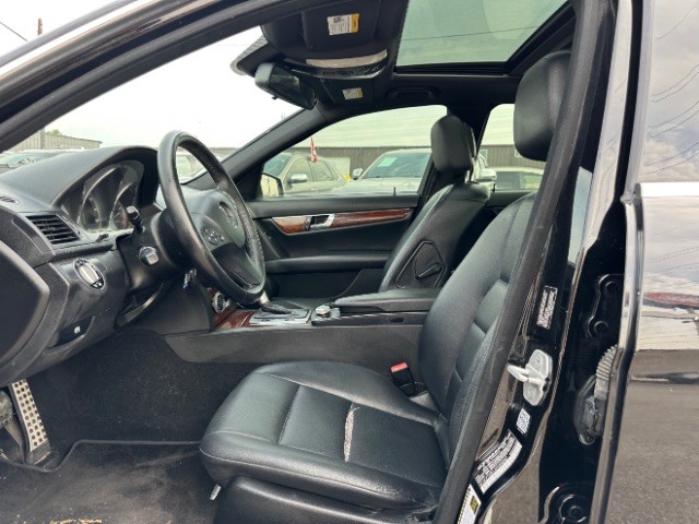 Mercedes-Benz C-Class Vehicle Full-screen Gallery Image 10