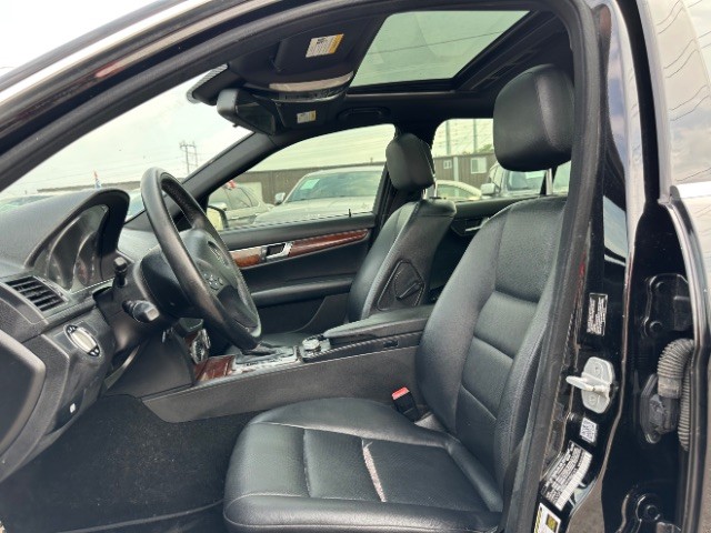 Mercedes-Benz C-Class Vehicle Full-screen Gallery Image 11