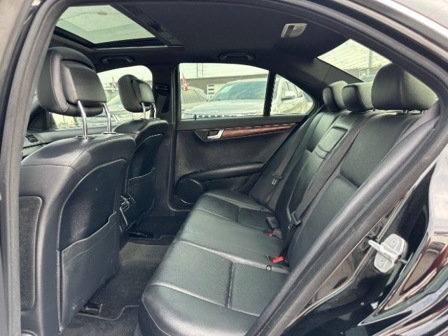 Mercedes-Benz C-Class Vehicle Full-screen Gallery Image 12