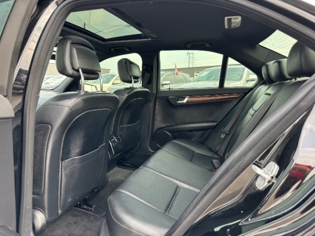 Mercedes-Benz C-Class Vehicle Full-screen Gallery Image 13