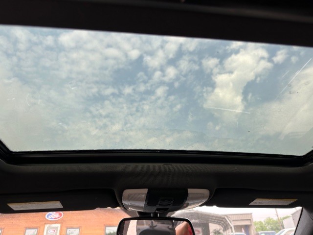 Mercedes-Benz C-Class Vehicle Full-screen Gallery Image 14