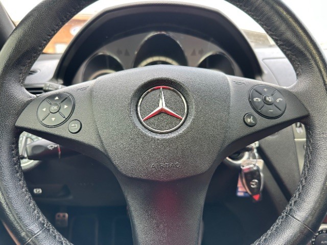 Mercedes-Benz C-Class Vehicle Full-screen Gallery Image 15