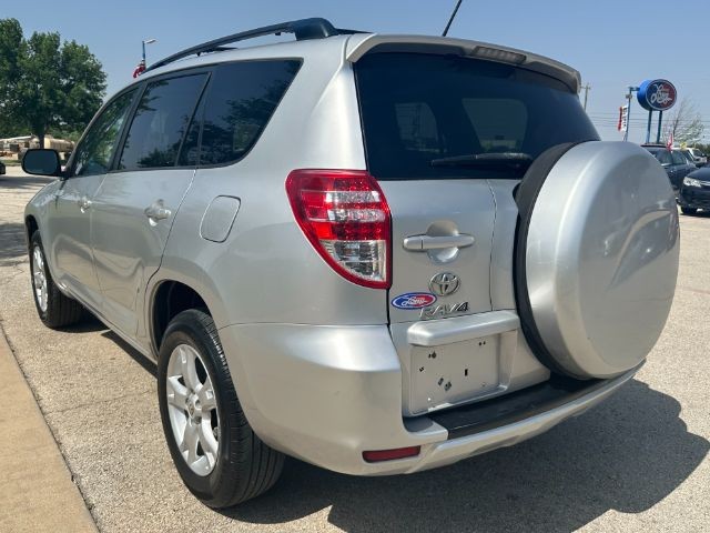 Toyota RAV4 Vehicle Full-screen Gallery Image 05