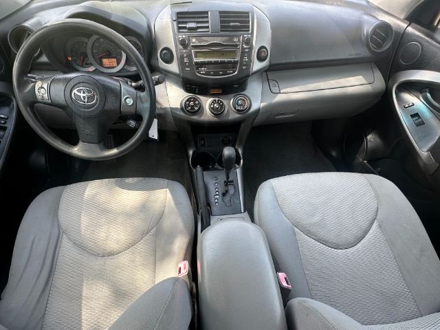 Toyota RAV4 Vehicle Full-screen Gallery Image 06