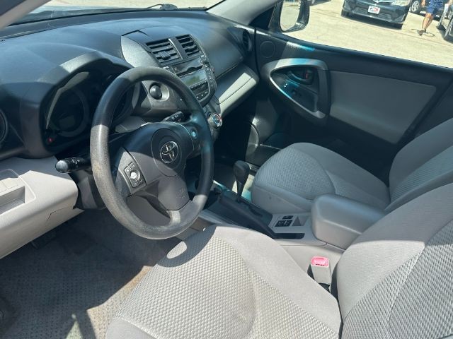 Toyota RAV4 Vehicle Full-screen Gallery Image 07