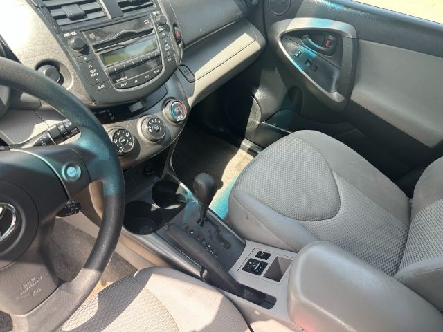 Toyota RAV4 Vehicle Full-screen Gallery Image 08