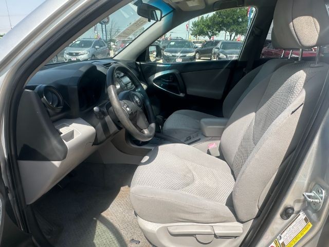 Toyota RAV4 Vehicle Full-screen Gallery Image 09