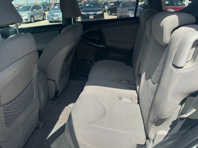 Toyota RAV4 Vehicle Full-screen Gallery Image 10