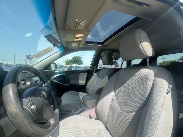 Toyota RAV4 Vehicle Full-screen Gallery Image 11