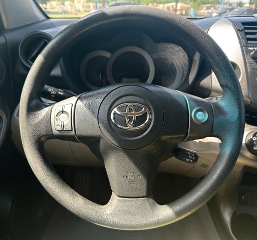 Toyota RAV4 Vehicle Full-screen Gallery Image 12