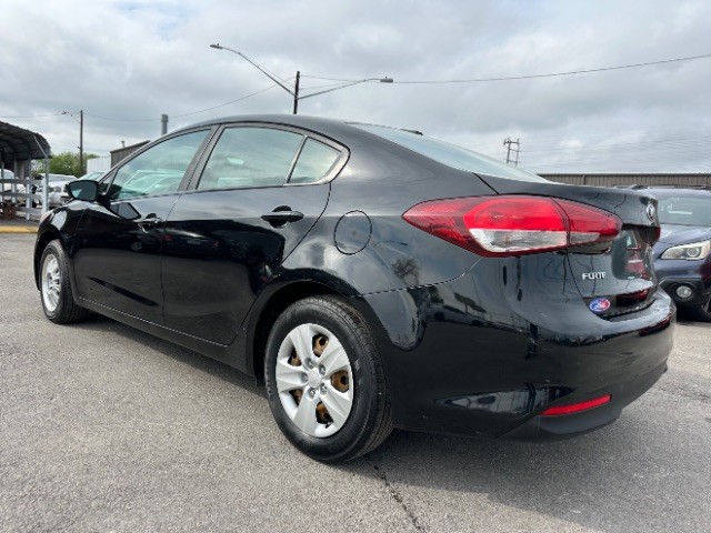 Kia Forte Vehicle Full-screen Gallery Image 05