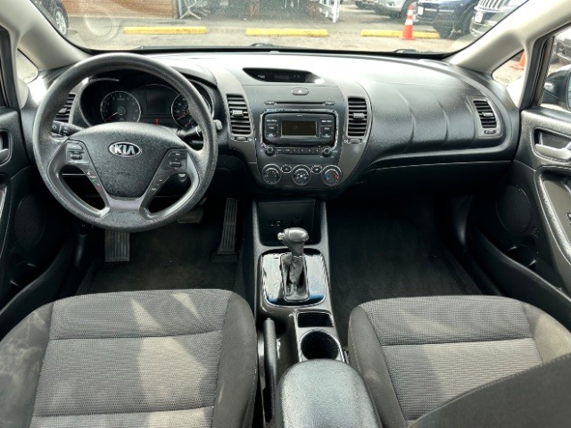 Kia Forte Vehicle Full-screen Gallery Image 06